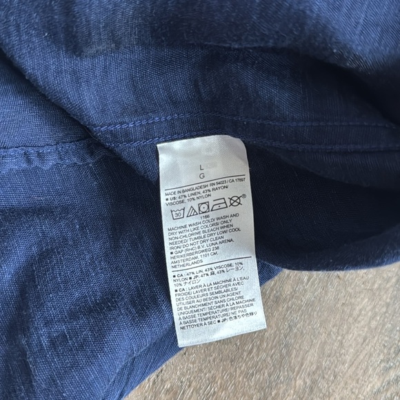 Banana Republic Men’s size large button shirt. 47% linen, 43% rayon, 10% nylon. - Picture 4 of 5